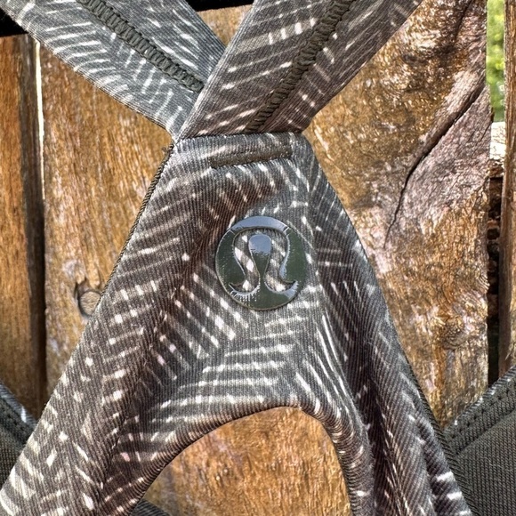 Lululemon Wrap It Up Tank in Jazzy White Gator Green / Gator Green Sz 6 - Picture 6 of 11